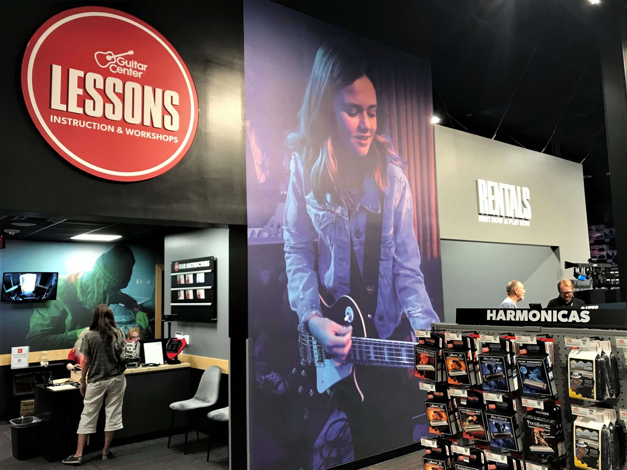 Guitar Center opened in North Naples